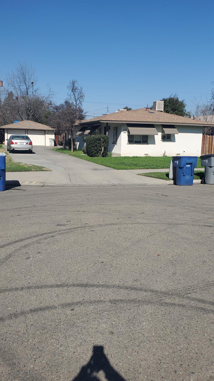 2233 E E Terrace Ave E, Fresno, CA 93703