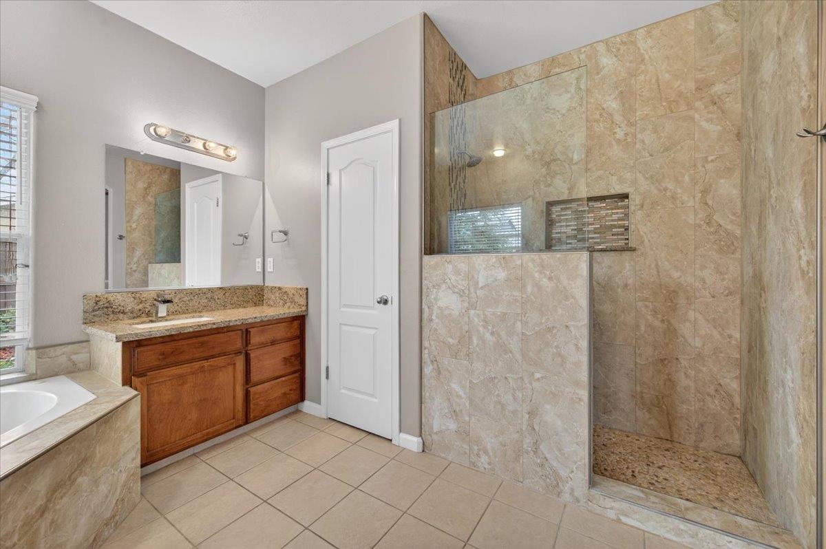 647 Moody Ave, Clovis, CA 93619