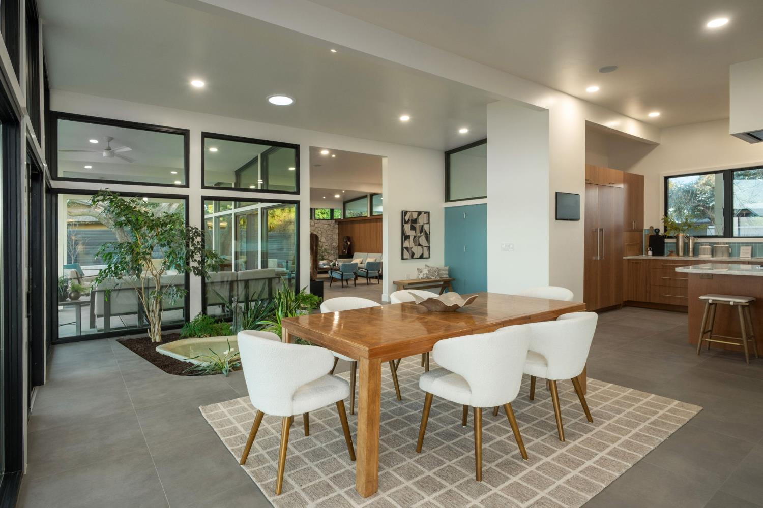 1230 W Moraga Rd, Fresno, CA 93711