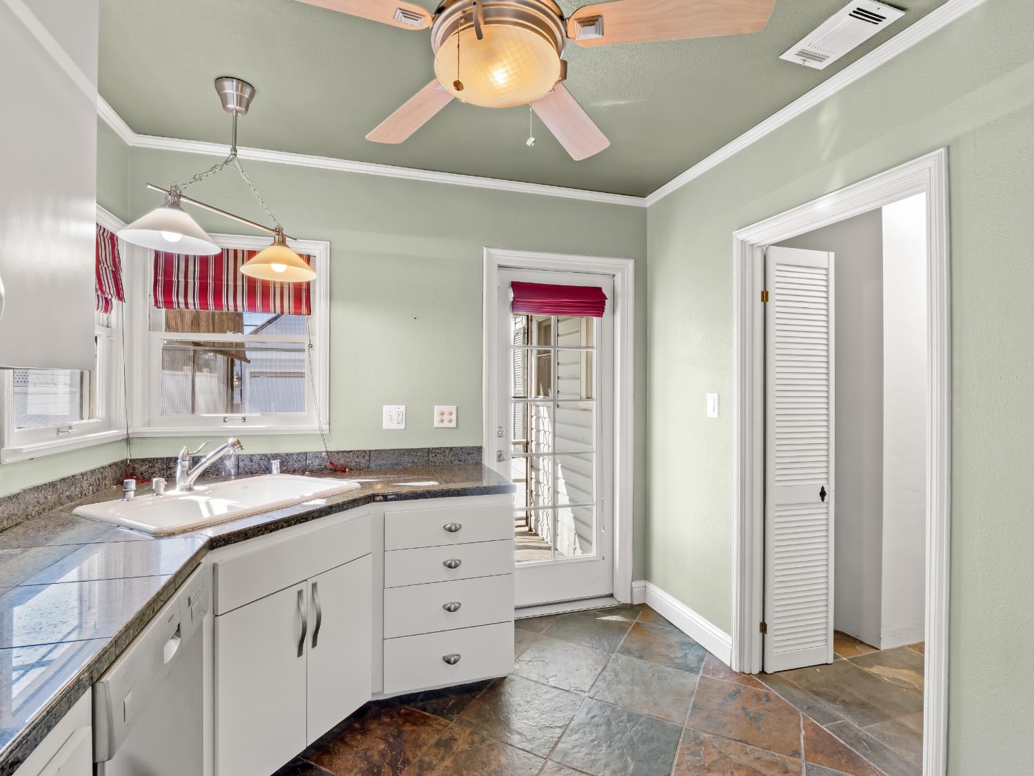 1515 N Vagedes Ave, Fresno, CA 93728