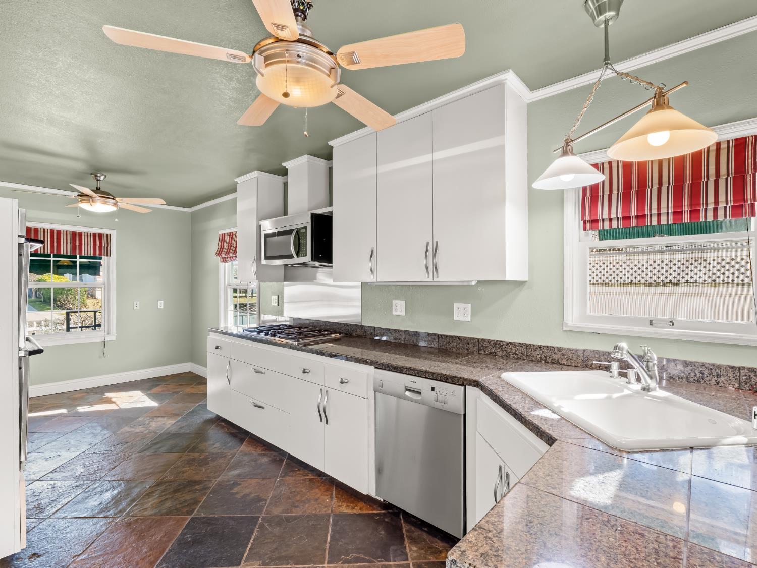 1515 N Vagedes Ave, Fresno, CA 93728