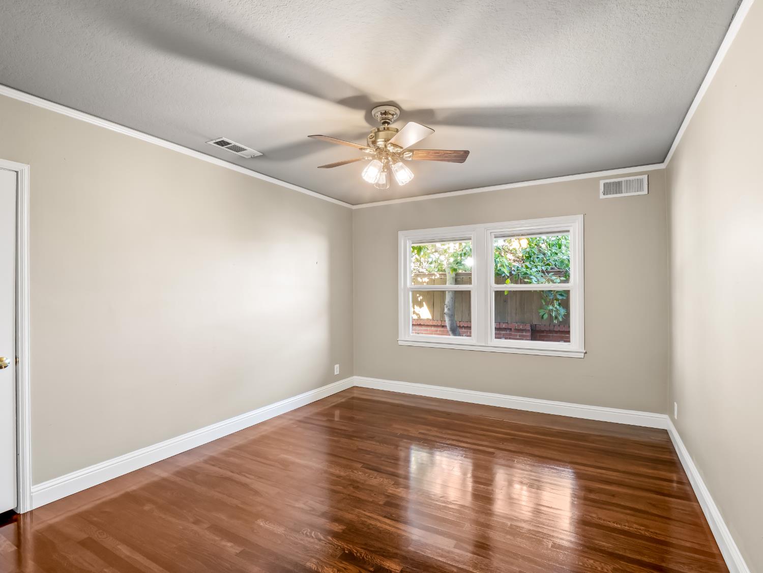 1515 N Vagedes Ave, Fresno, CA 93728