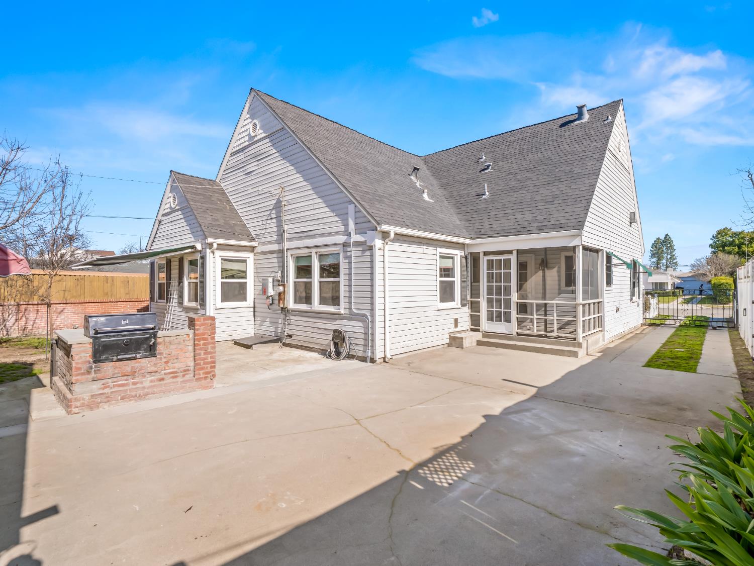 1515 N Vagedes Ave, Fresno, CA 93728