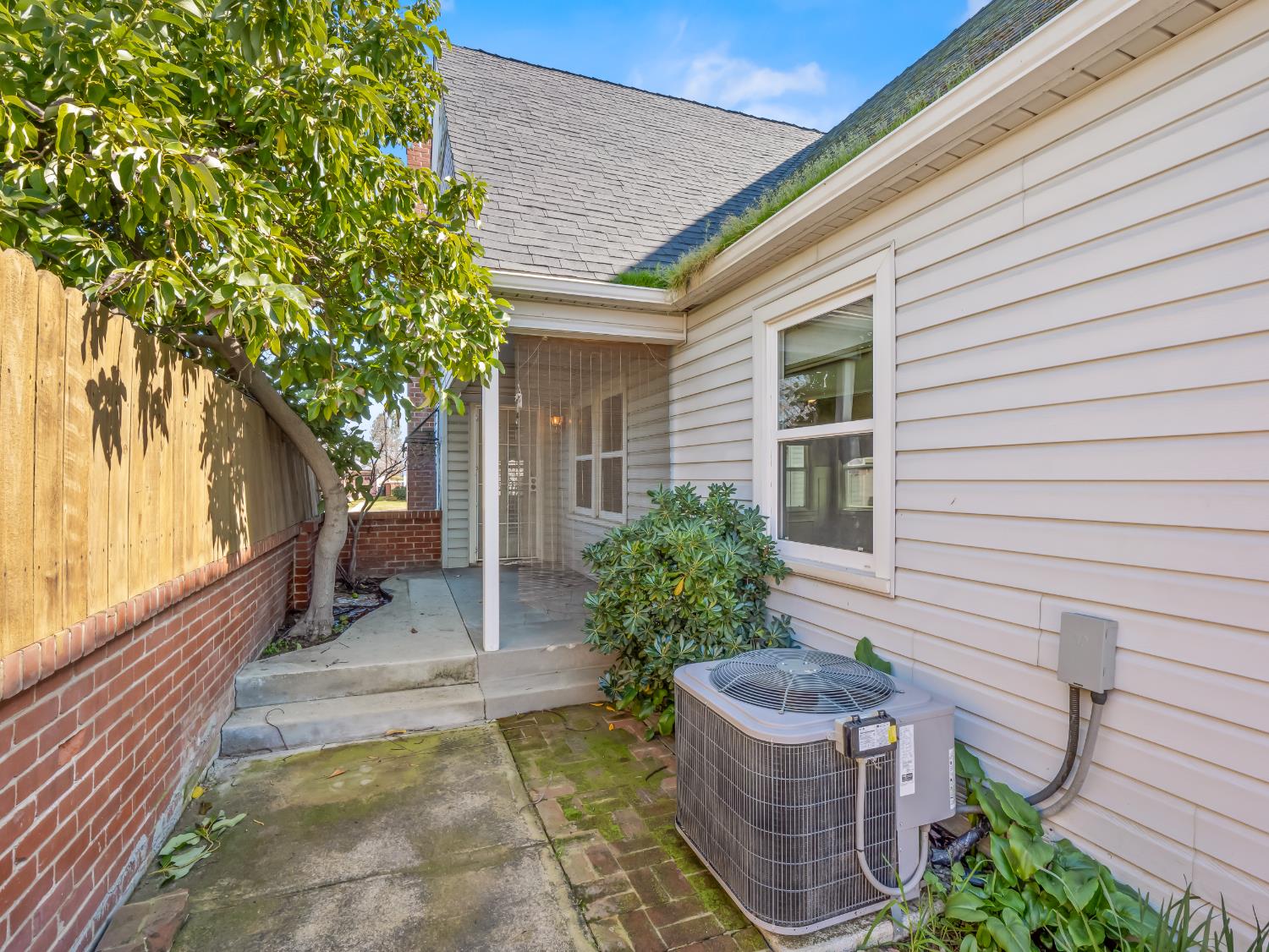 1515 N Vagedes Ave, Fresno, CA 93728