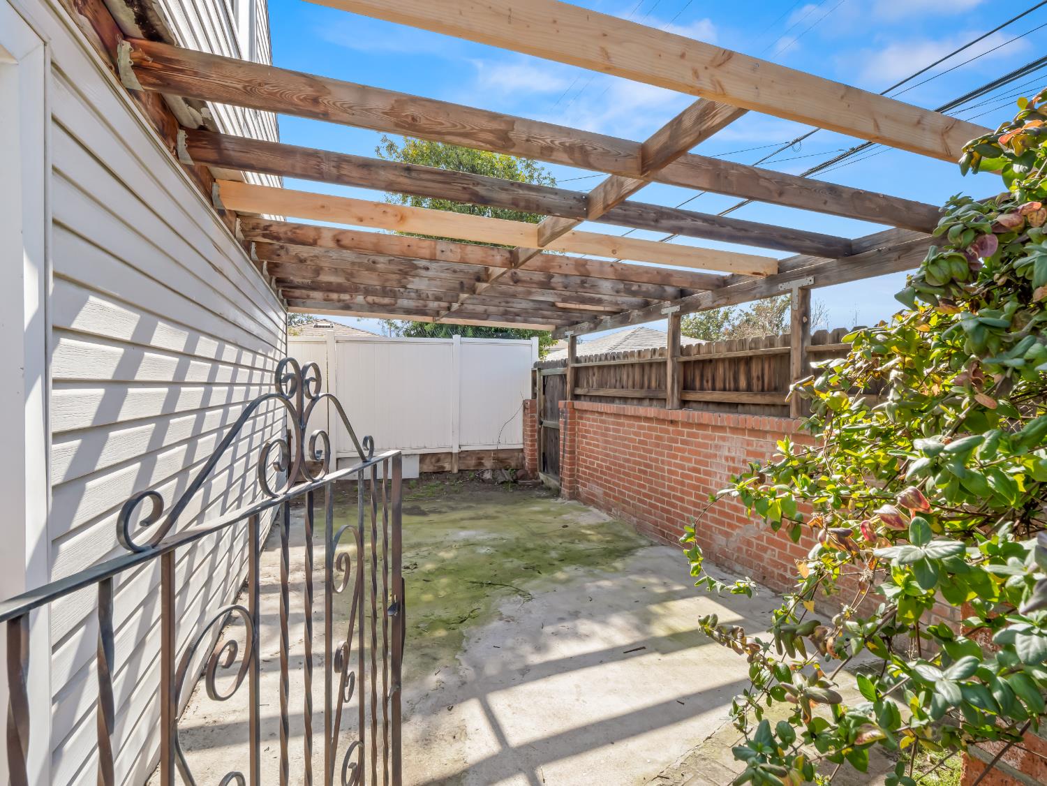 1515 N Vagedes Ave, Fresno, CA 93728