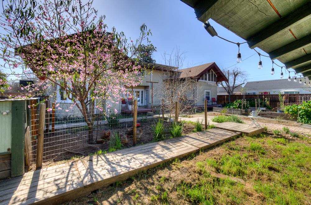 707 E Floradora Ave, Fresno, CA 93728