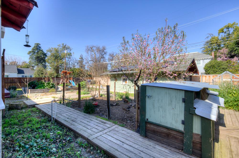 707 E Floradora Ave, Fresno, CA 93728