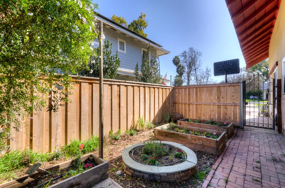 707 E Floradora Ave, Fresno, CA 93728