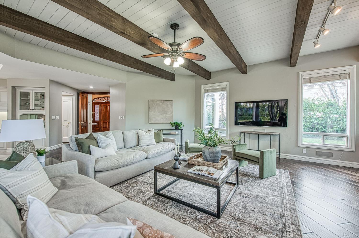 10198 N Spanish Bay Dr, Fresno, CA 93720