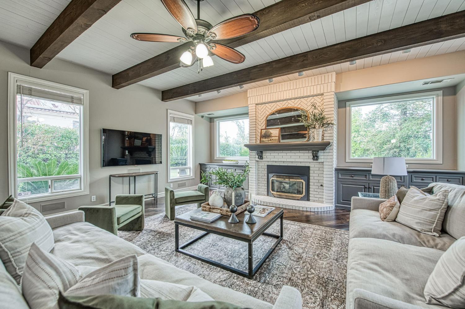 10198 N Spanish Bay Dr, Fresno, CA 93720