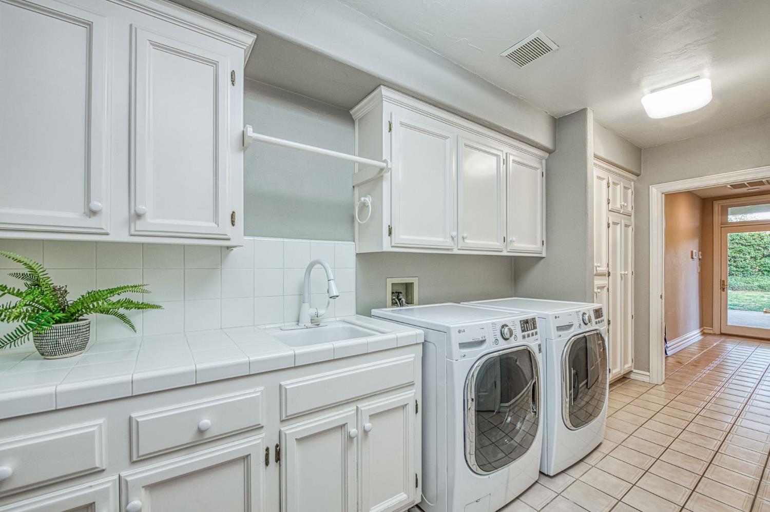 10198 N Spanish Bay Dr, Fresno, CA 93720