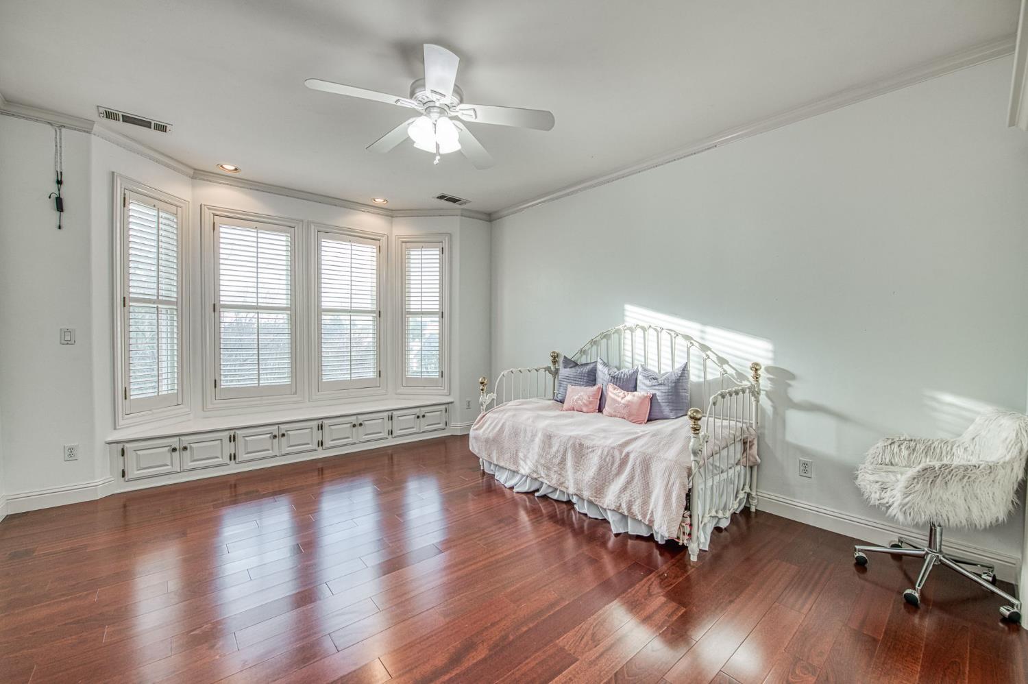 10198 N Spanish Bay Dr, Fresno, CA 93720