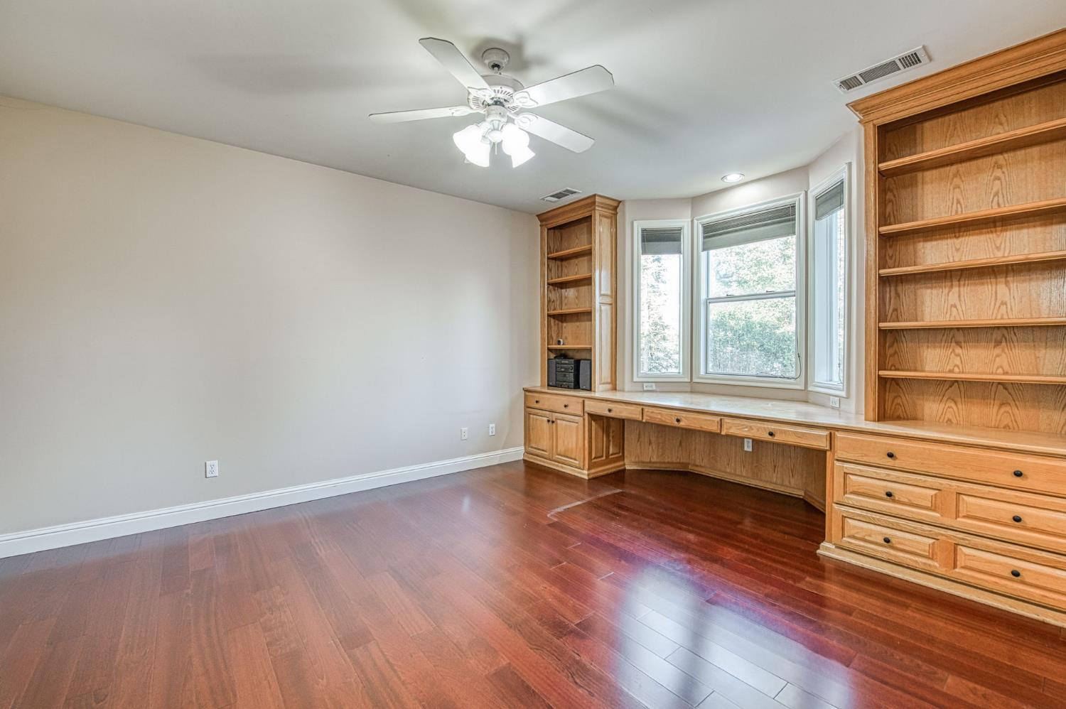 10198 N Spanish Bay Dr, Fresno, CA 93720