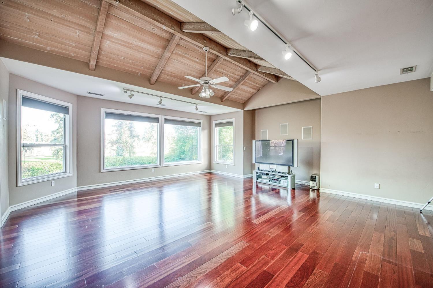 10198 N Spanish Bay Dr, Fresno, CA 93720