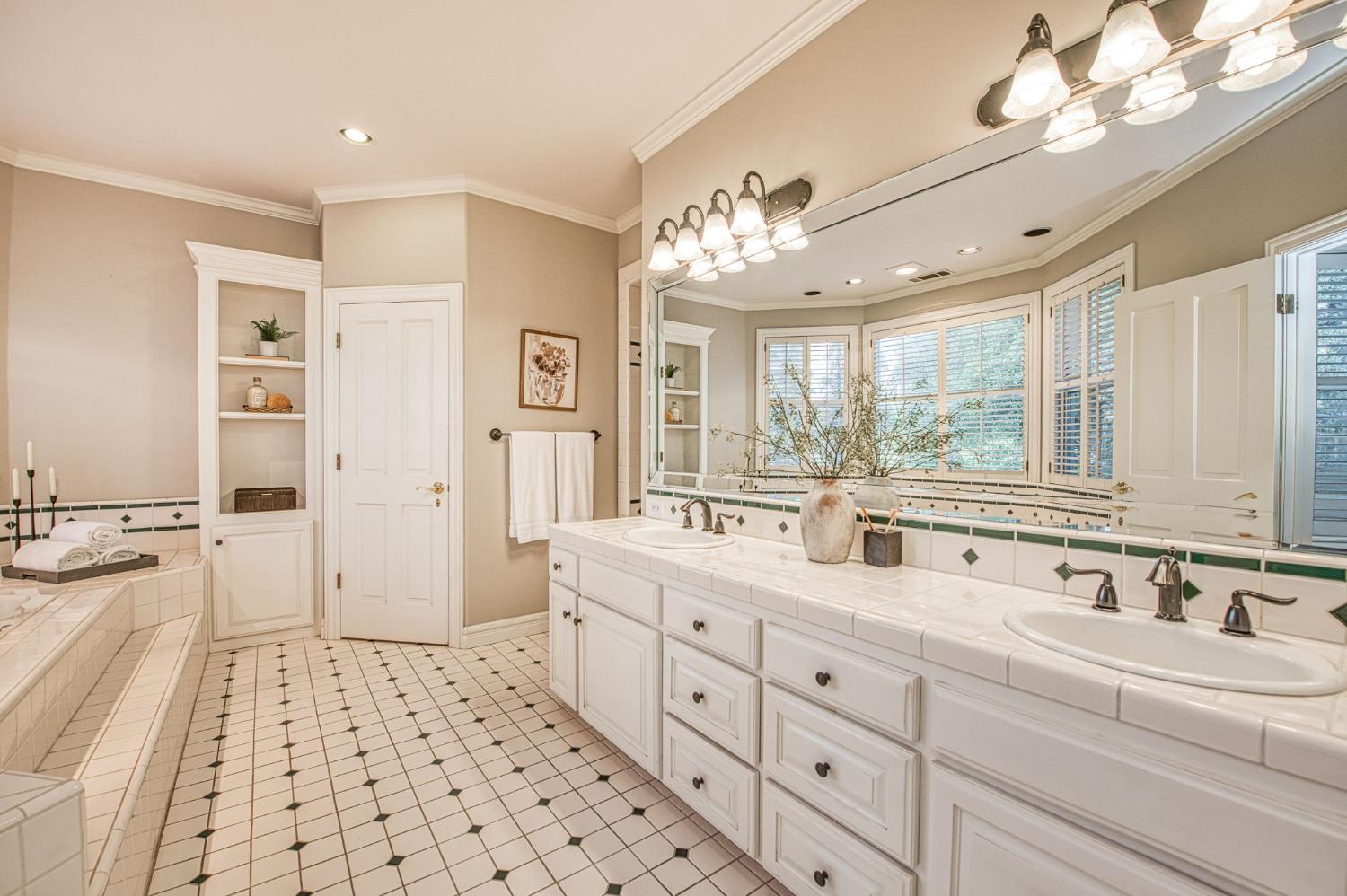 10198 N Spanish Bay Dr, Fresno, CA 93720