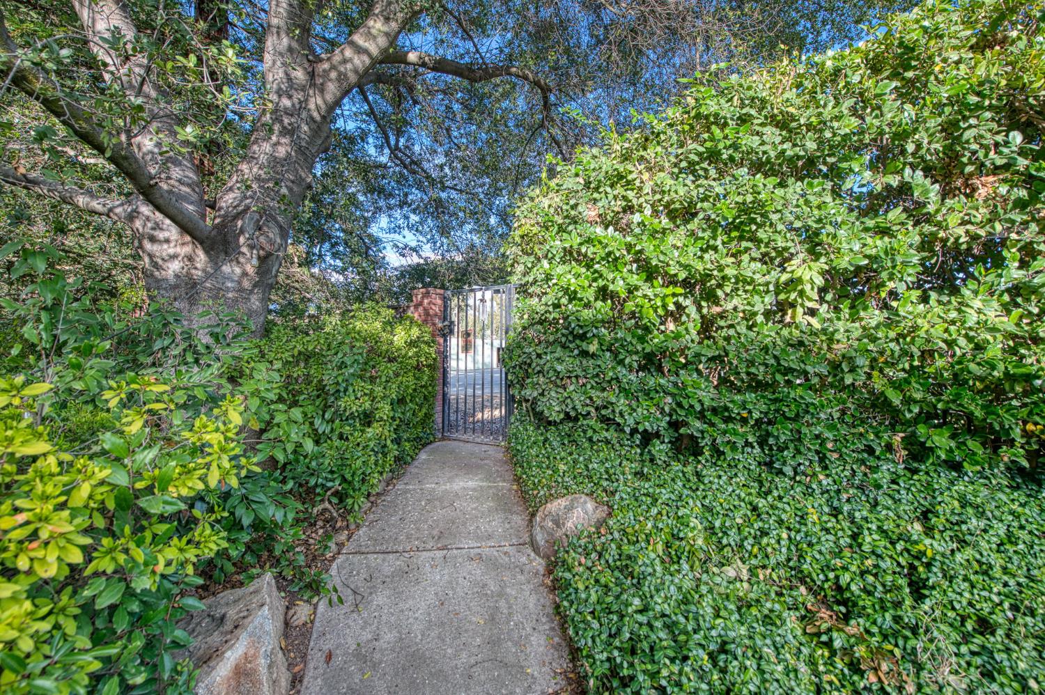 10198 N Spanish Bay Dr, Fresno, CA 93720