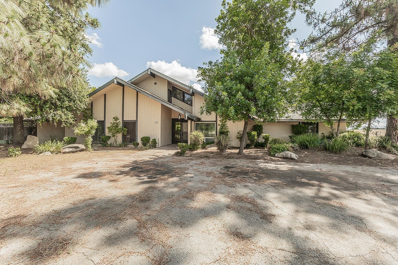 5276 Poinsetta Ave, Clovis, CA 93619