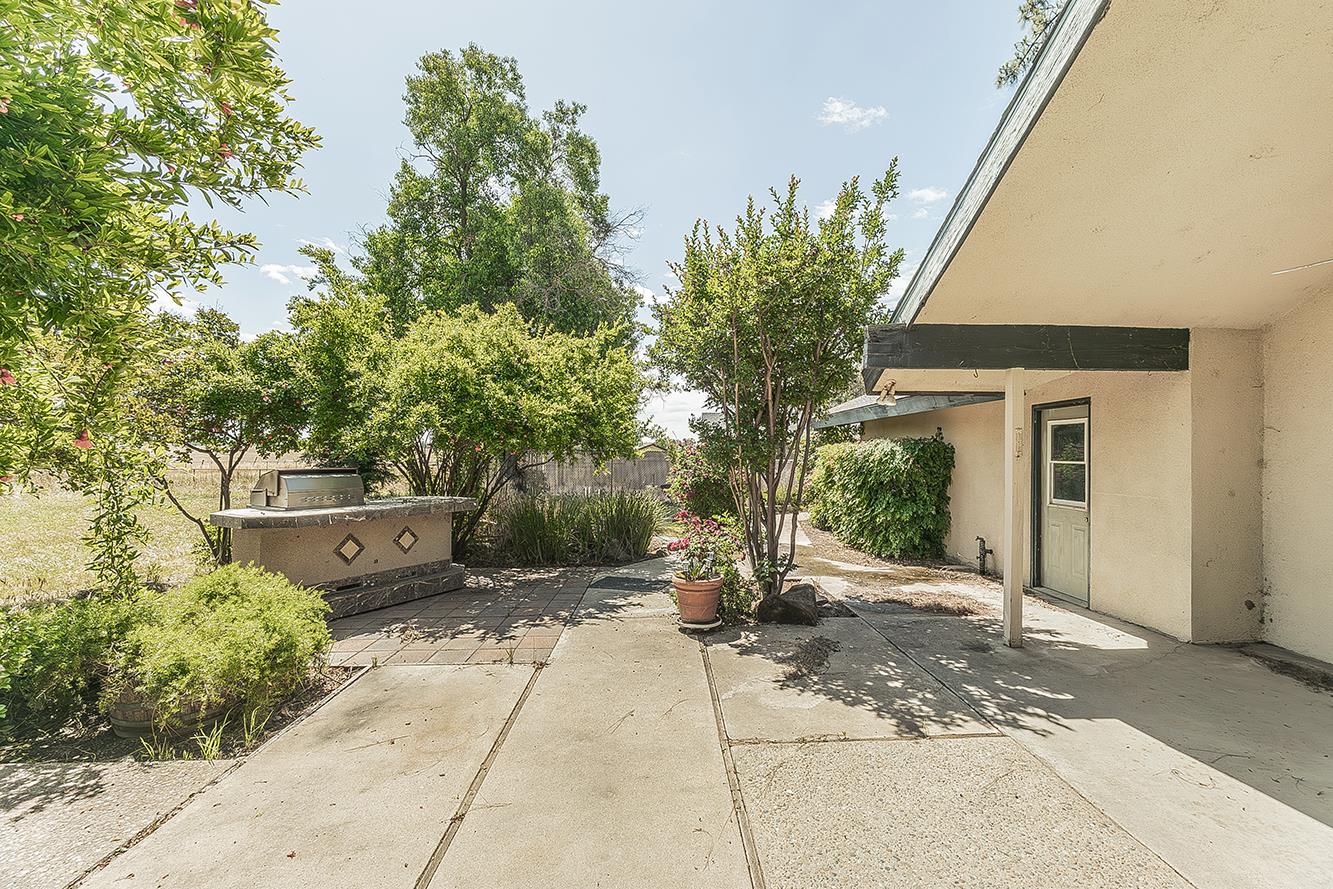 5276 Poinsetta Ave, Clovis, CA 93619