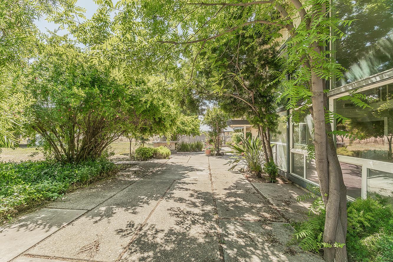 5276 Poinsetta Ave, Clovis, CA 93619