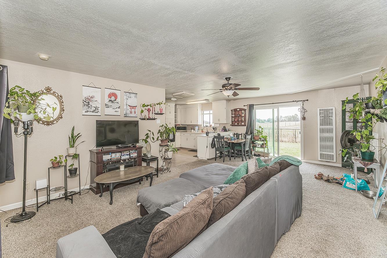 5276 Poinsetta Ave, Clovis, CA 93619