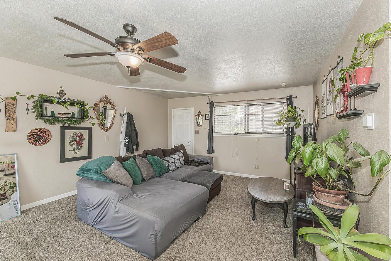 5276 Poinsetta Ave, Clovis, CA 93619