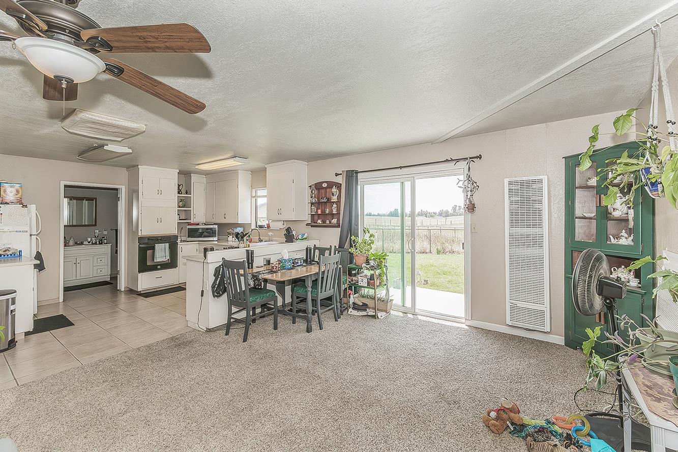 5276 Poinsetta Ave, Clovis, CA 93619