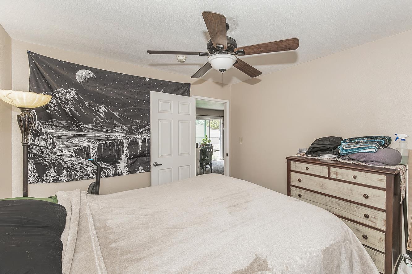 5276 Poinsetta Ave, Clovis, CA 93619