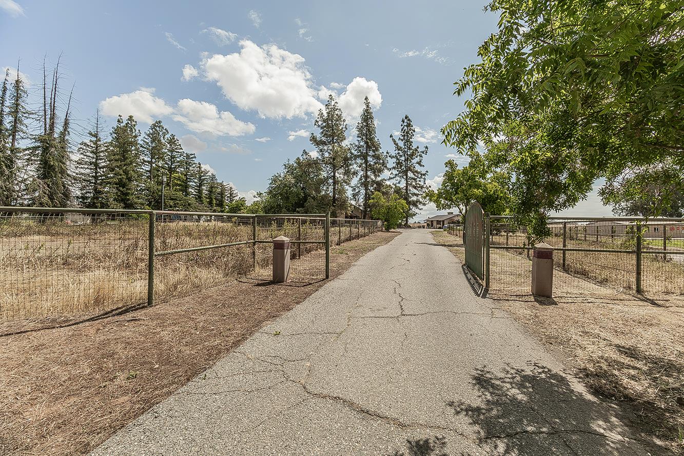 5276 Poinsetta Ave, Clovis, CA 93619