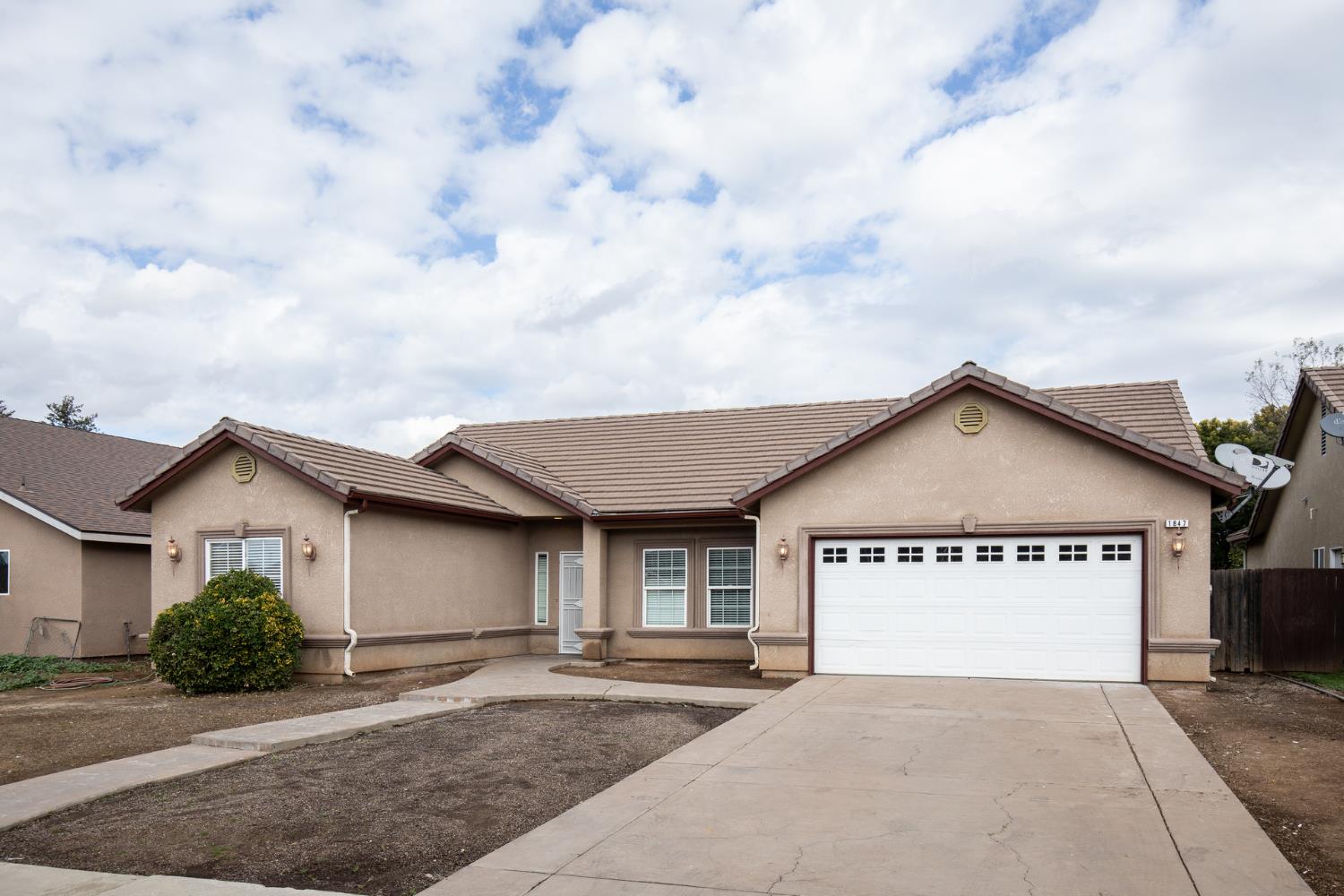 1847 E Lauren Ave, Dinuba, CA 93618