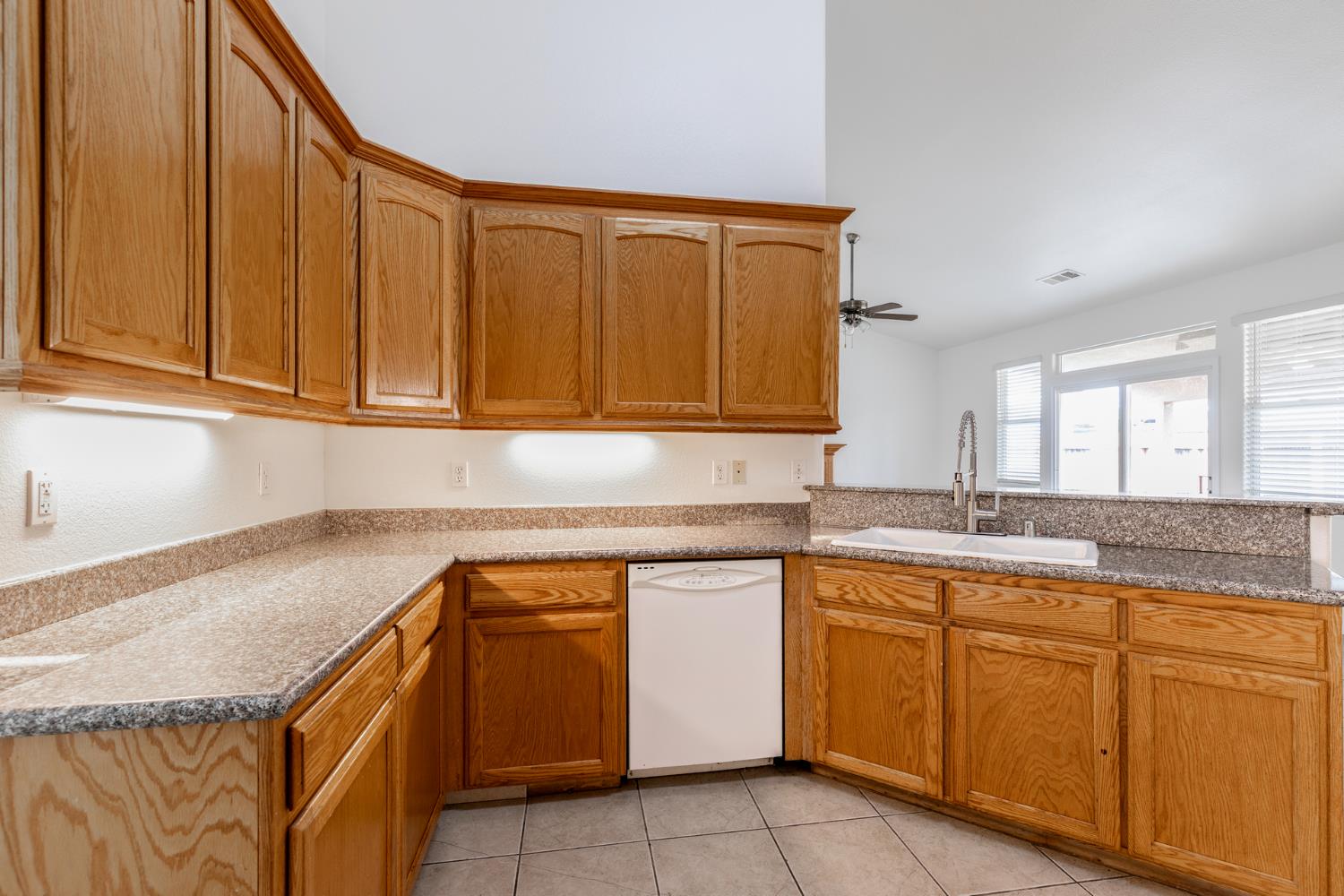 1847 E Lauren Ave, Dinuba, CA 93618