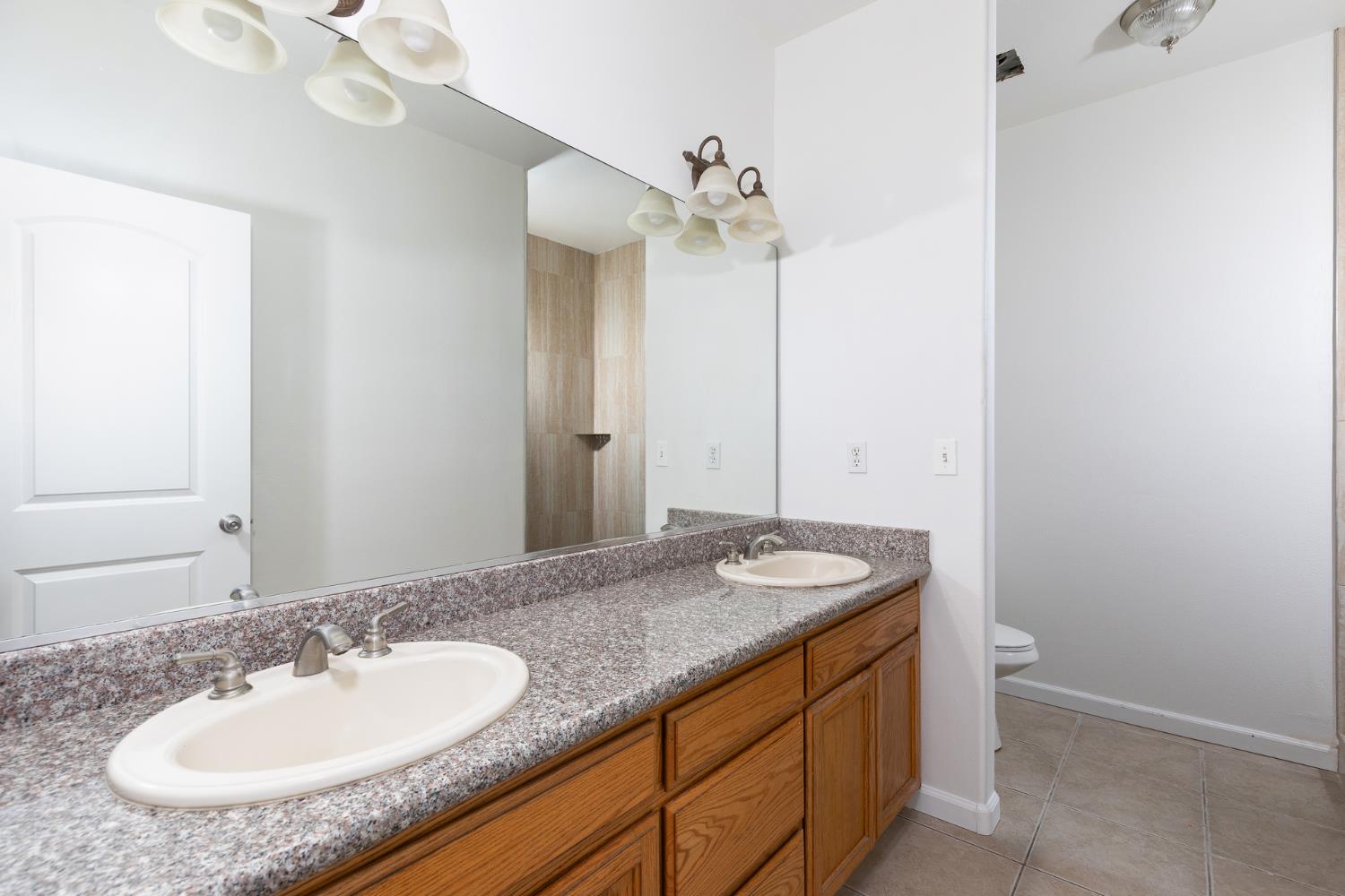 1847 E Lauren Ave, Dinuba, CA 93618