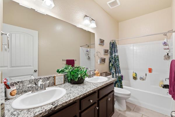 1150 Fire Fall Ave, Lemoore, CA 93245