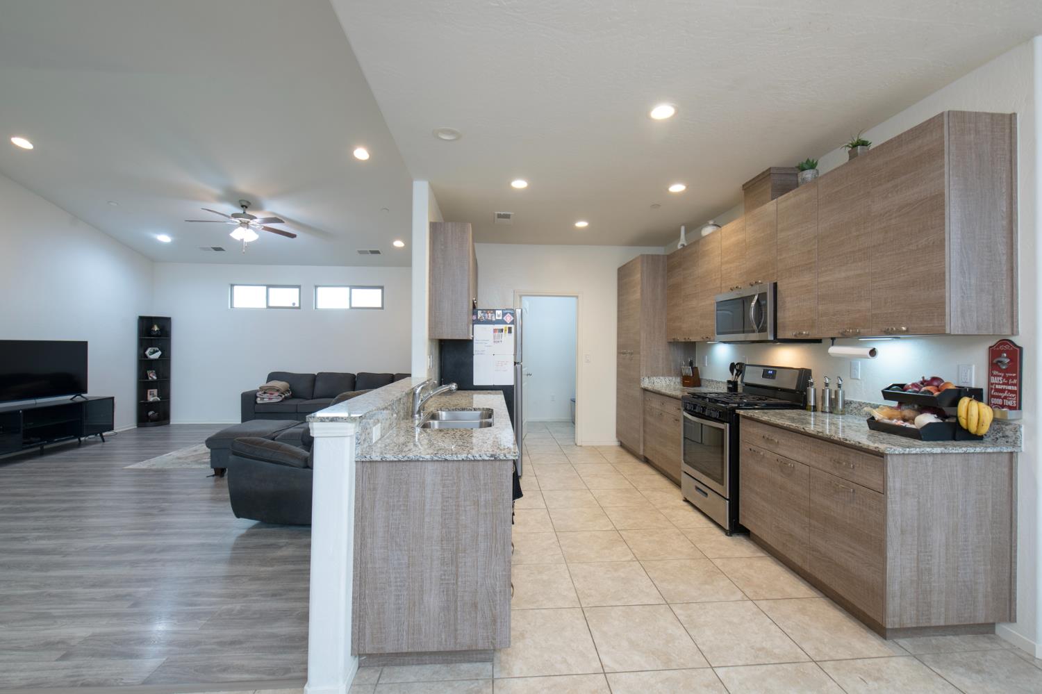 352 S Wind Ct, Visalia, CA 93292