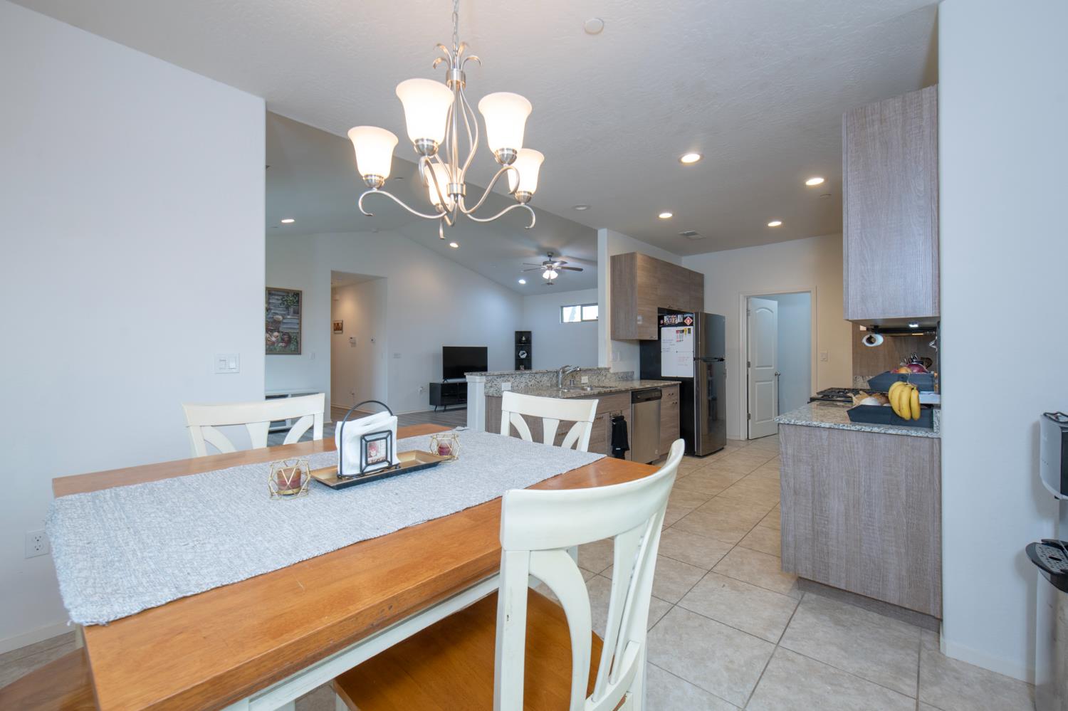 352 S Wind Ct, Visalia, CA 93292