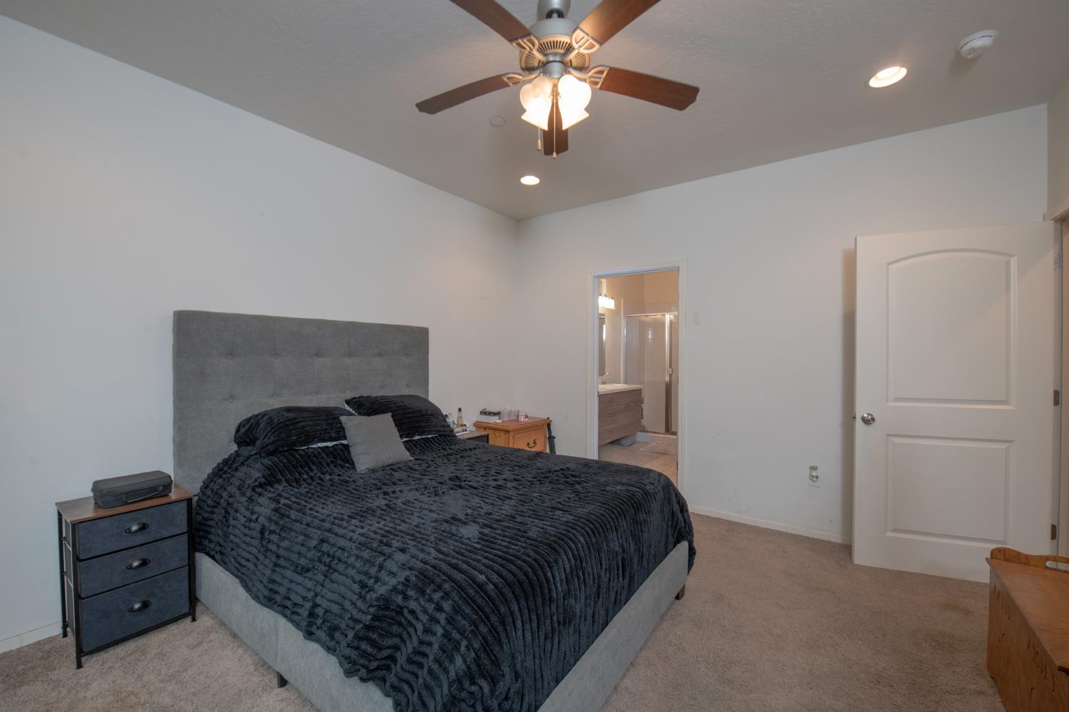 352 S Wind Ct, Visalia, CA 93292