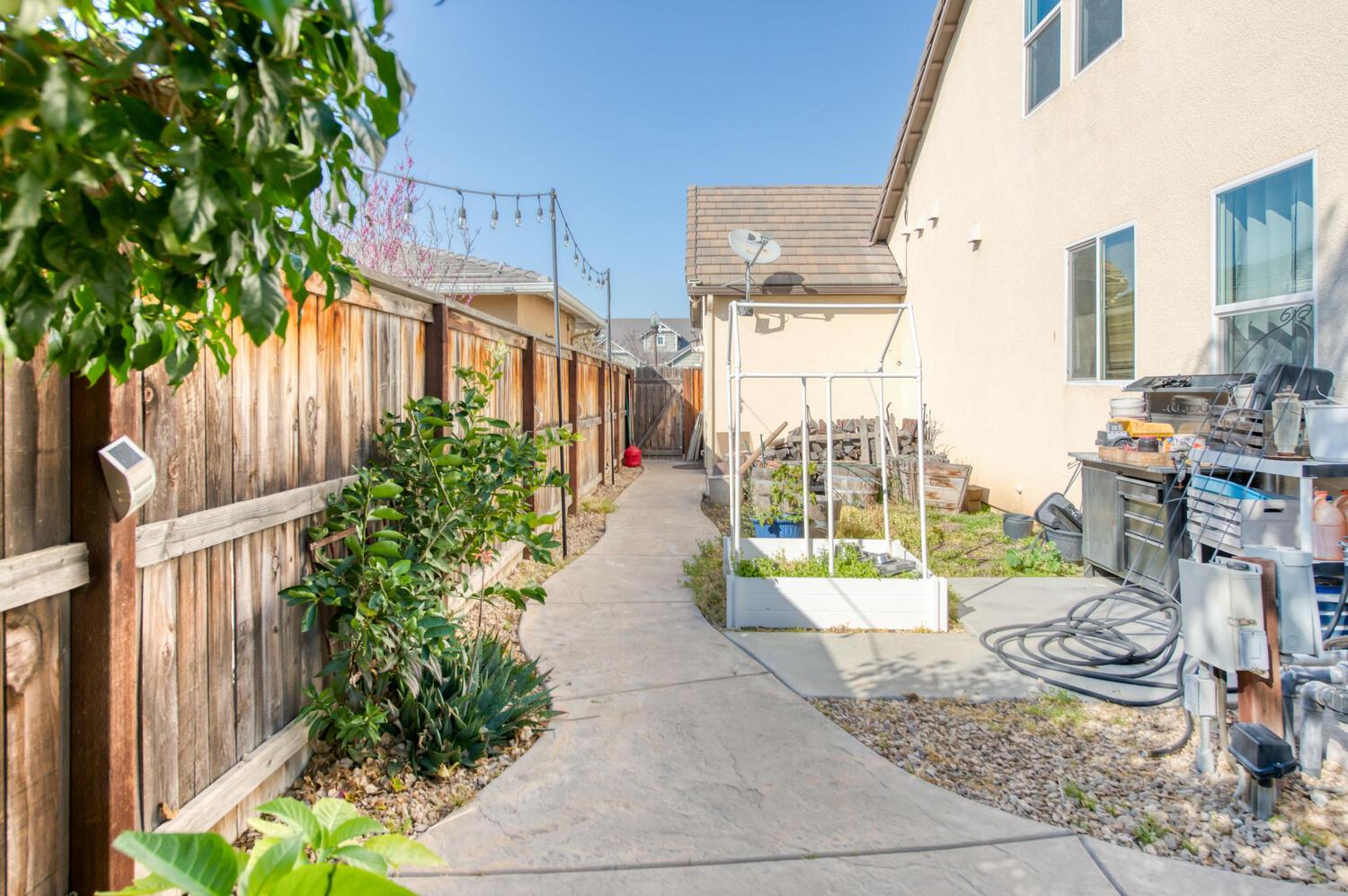 3076 Portals Ave, Clovis, CA 93619