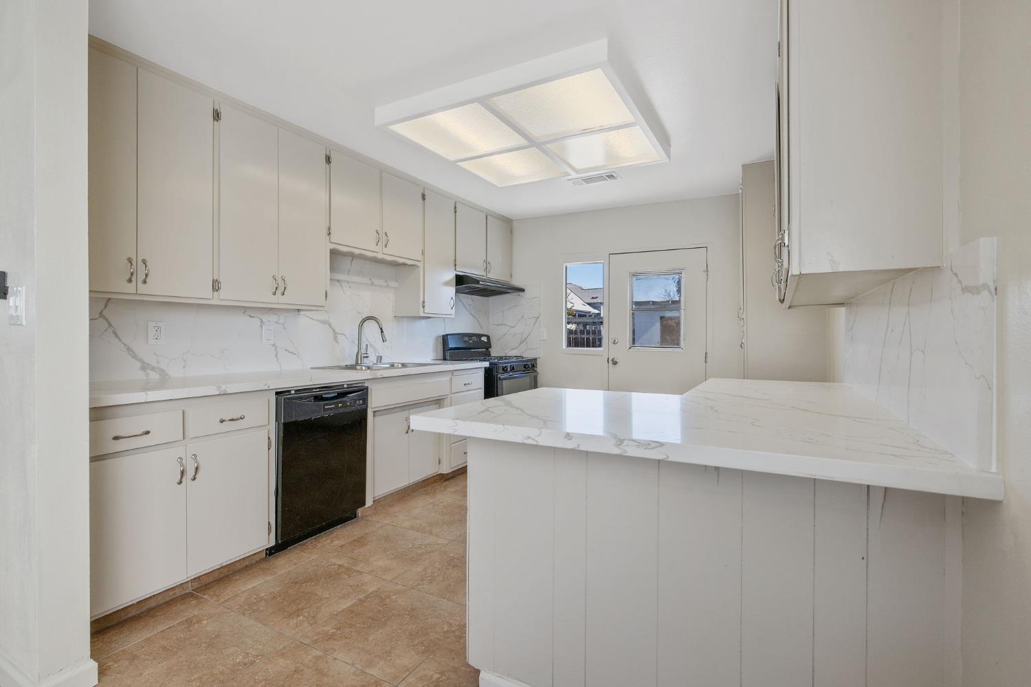 1432 N Locust St, Visalia, CA 93291