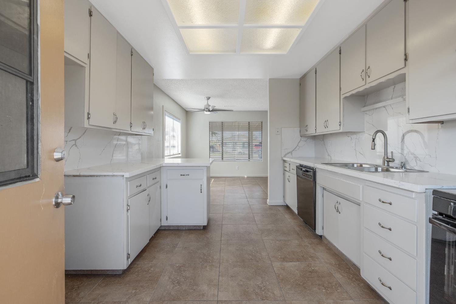 1432 N Locust St, Visalia, CA 93291