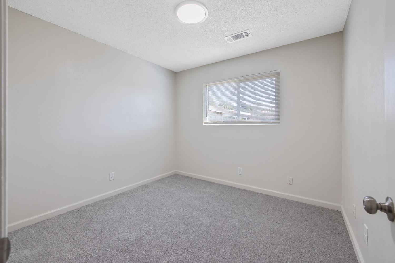 1432 N Locust St, Visalia, CA 93291