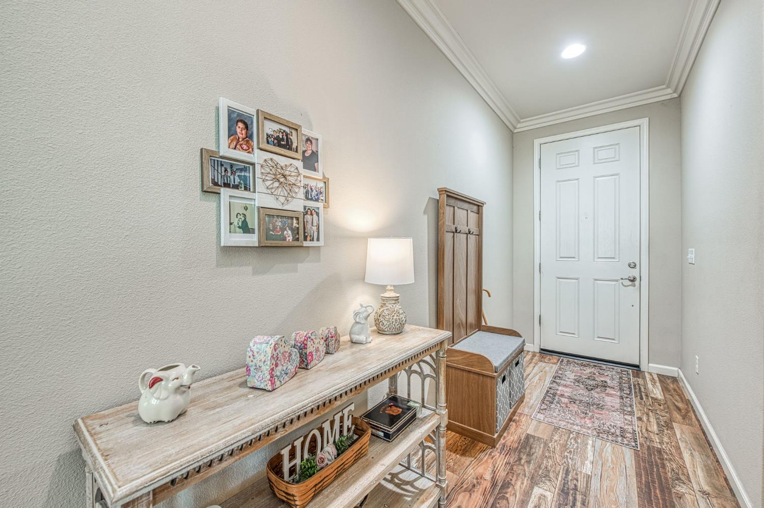 3031 Glacier Ln, Clovis, CA 93619