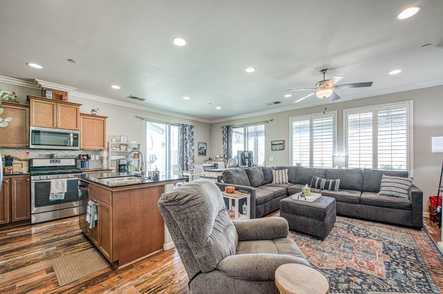 3031 Glacier Ln, Clovis, CA 93619