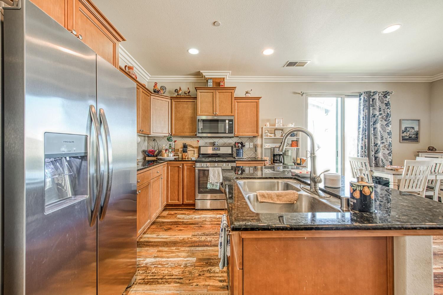 3031 Glacier Ln, Clovis, CA 93619