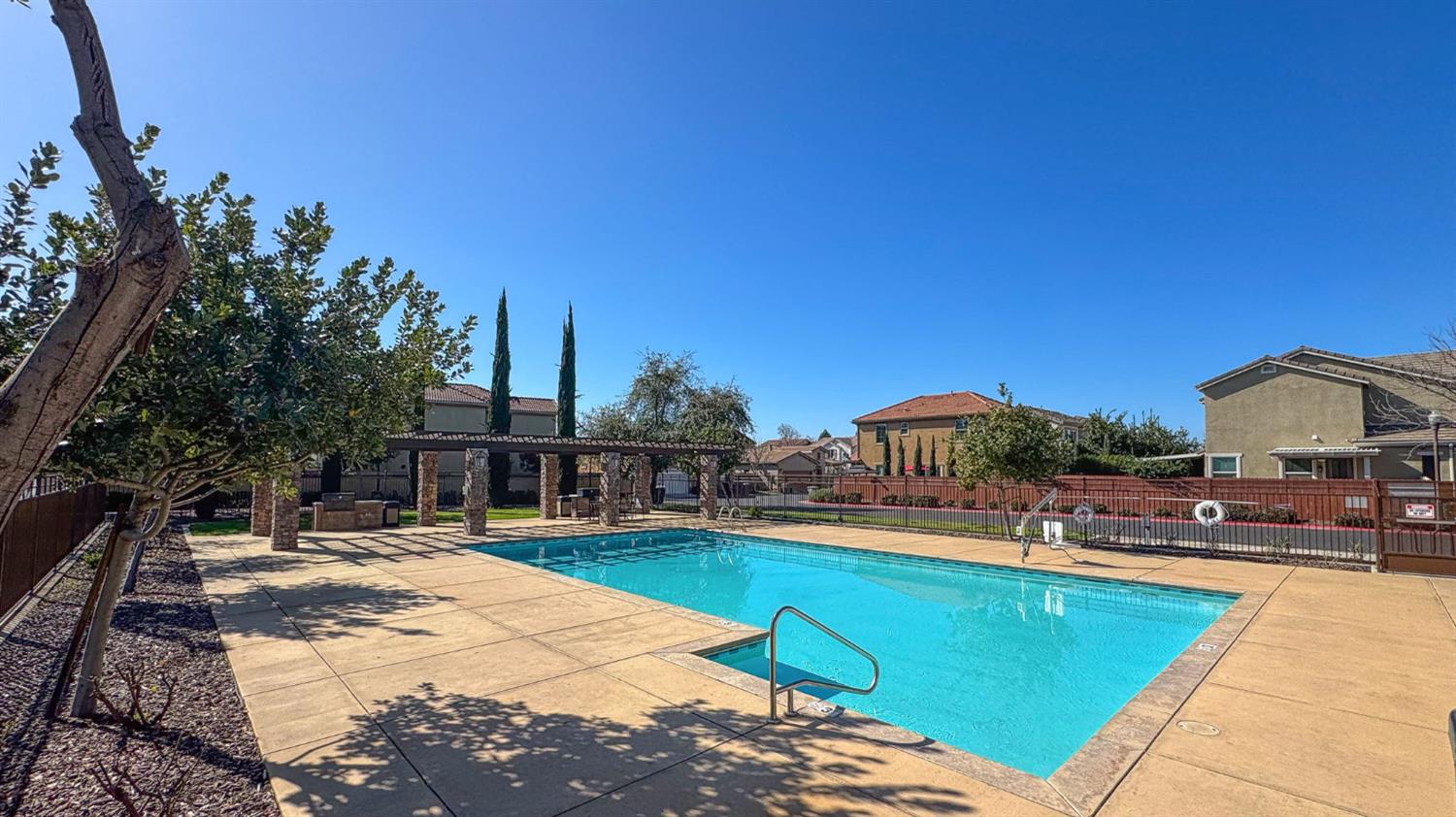 3031 Glacier Ln, Clovis, CA 93619