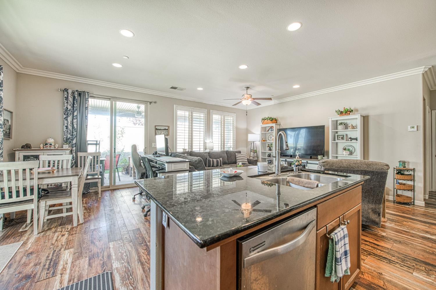 3031 Glacier Ln, Clovis, CA 93619