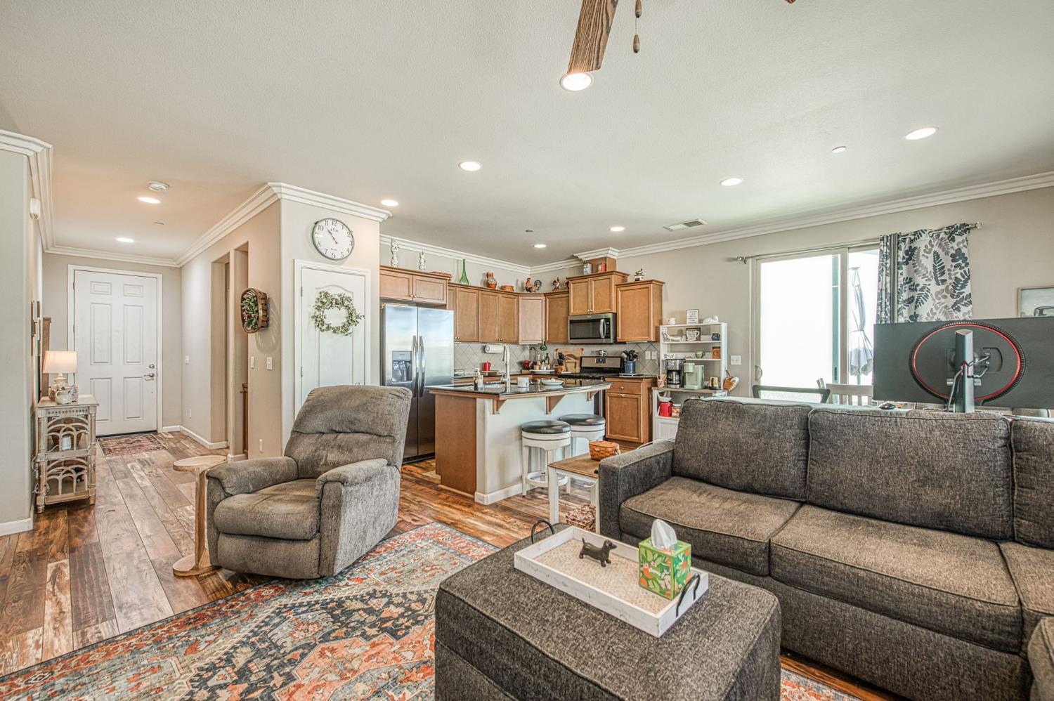 3031 Glacier Ln, Clovis, CA 93619