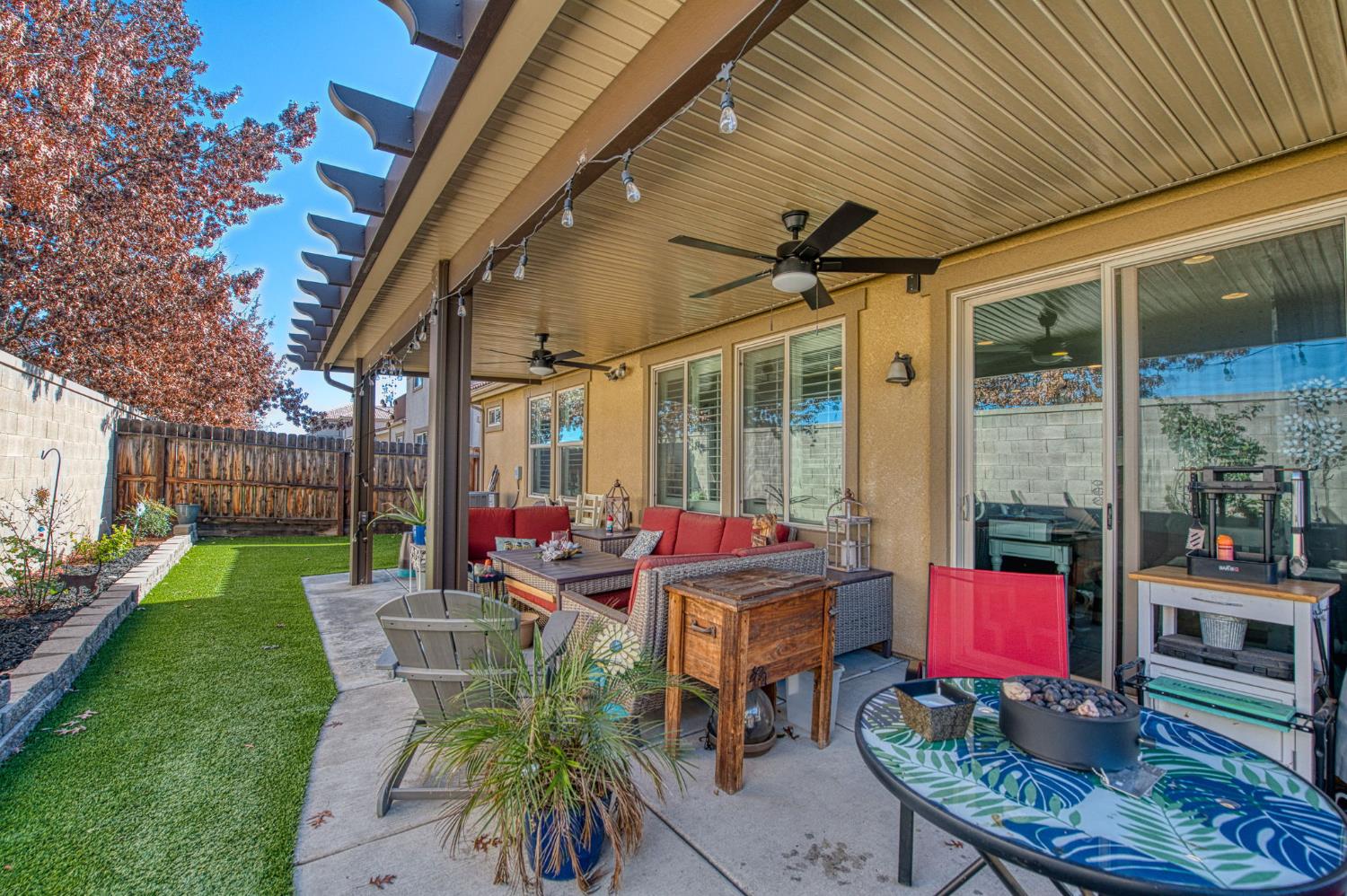 3031 Glacier Ln, Clovis, CA 93619