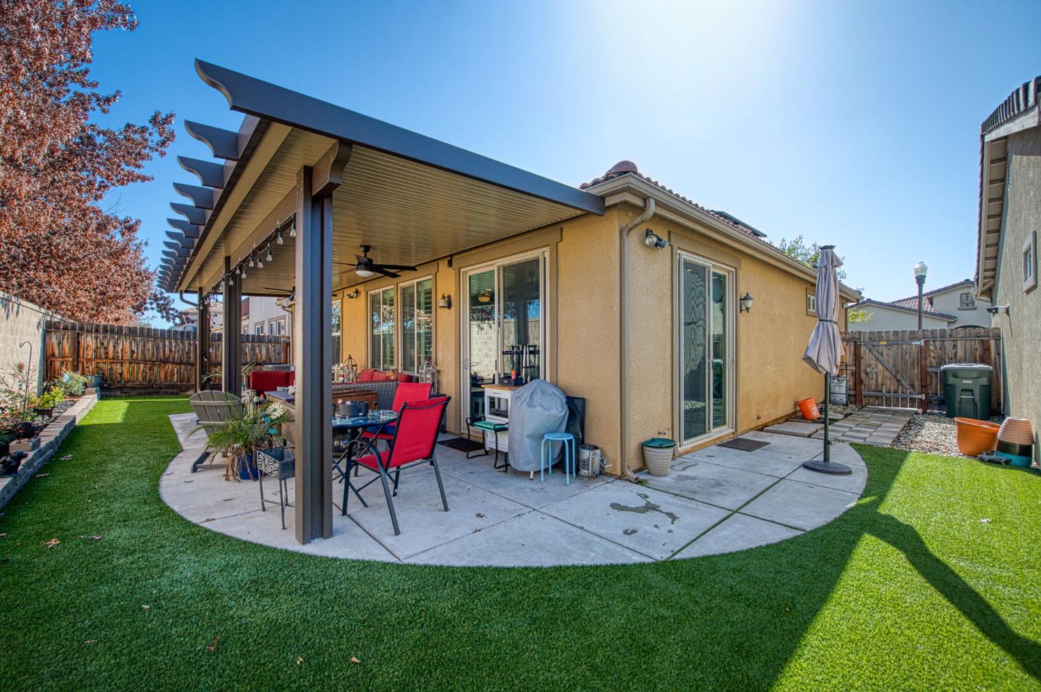 3031 Glacier Ln, Clovis, CA 93619