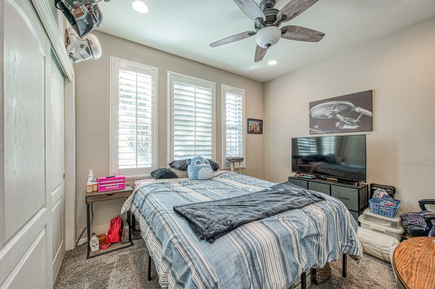 3031 Glacier Ln, Clovis, CA 93619