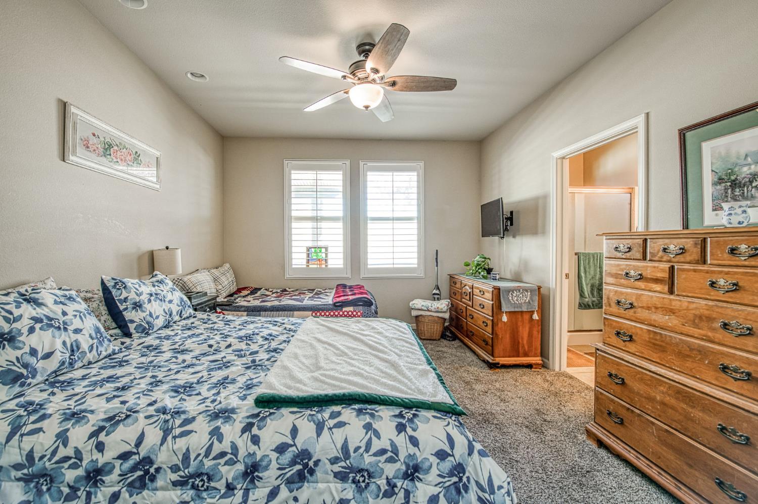 3031 Glacier Ln, Clovis, CA 93619