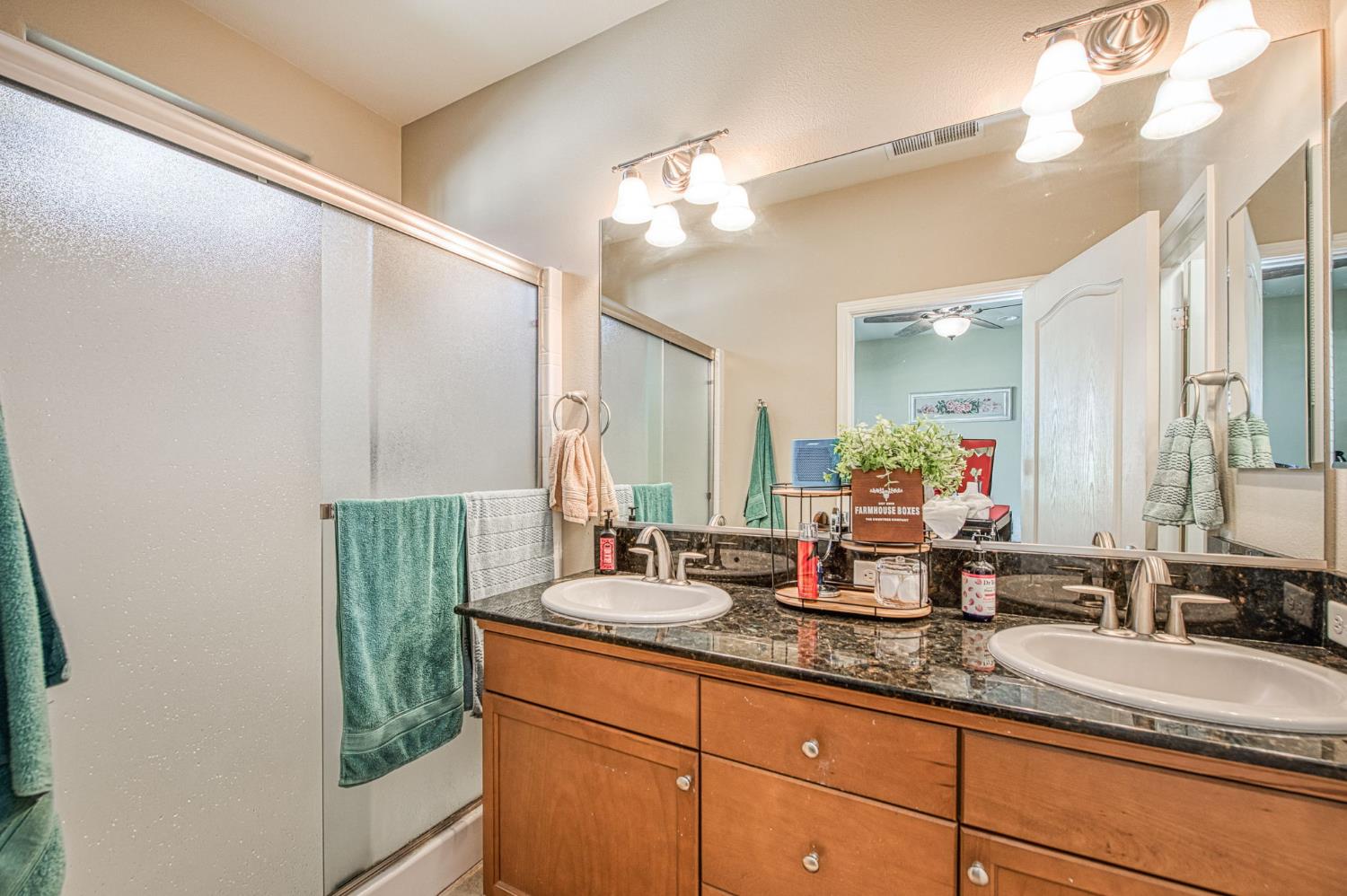 3031 Glacier Ln, Clovis, CA 93619